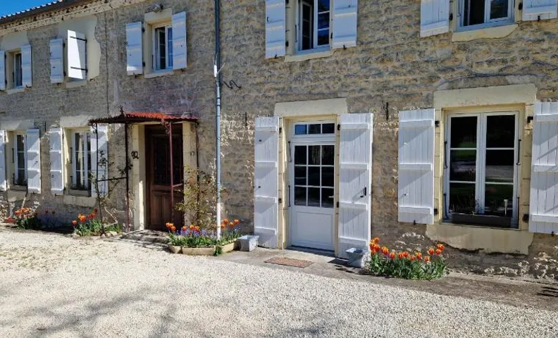 ESCALE AU CLOS SAINT MARTIN DE JUILLERS Gîtes et Chambres d'hôtes