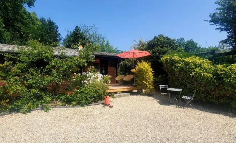 Chalet en pleine nature au bord d'un étang