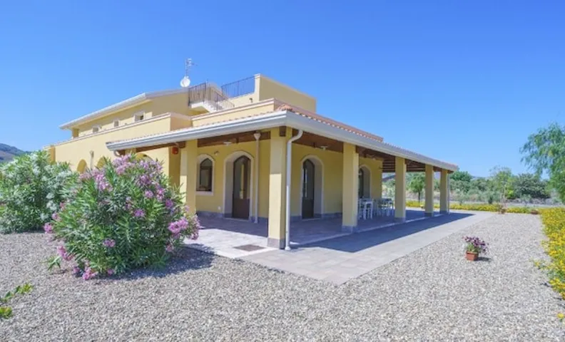 MINISSALE FARMHOUSE
