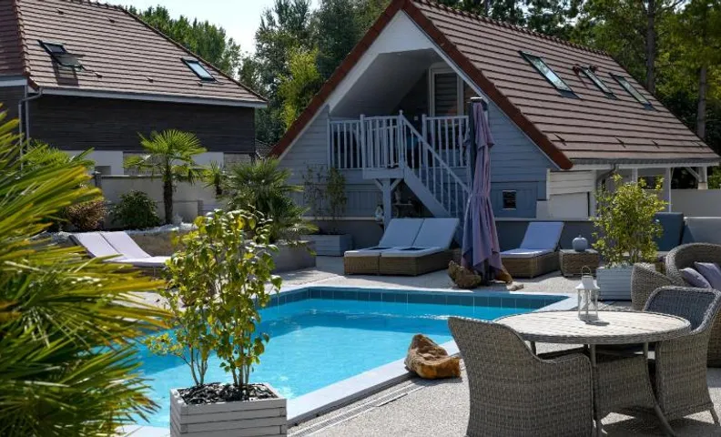 Gîte de la Villa de la Croix avec piscine et parking à 4 minutes de l'A26