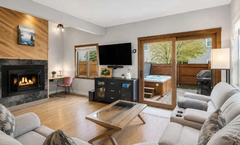 Trailside Retreat - Downtown, Hot Tub & Fireplace