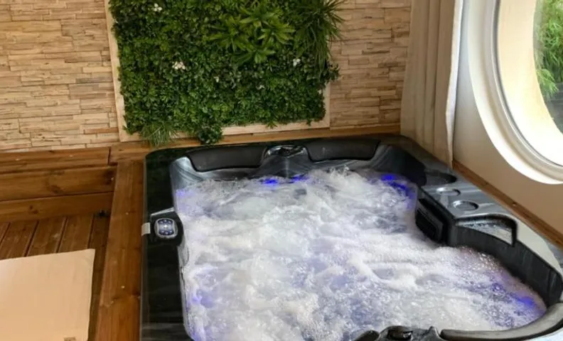 Chambre romantique avec Jacuzzi privée