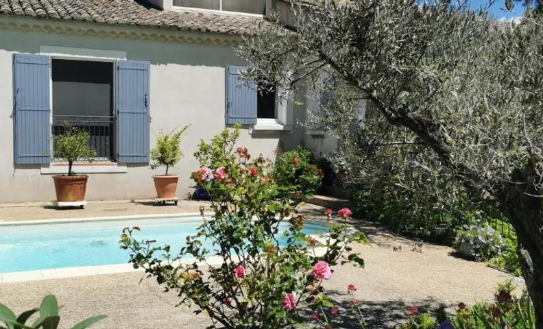 Chambre dans verdure Provençale