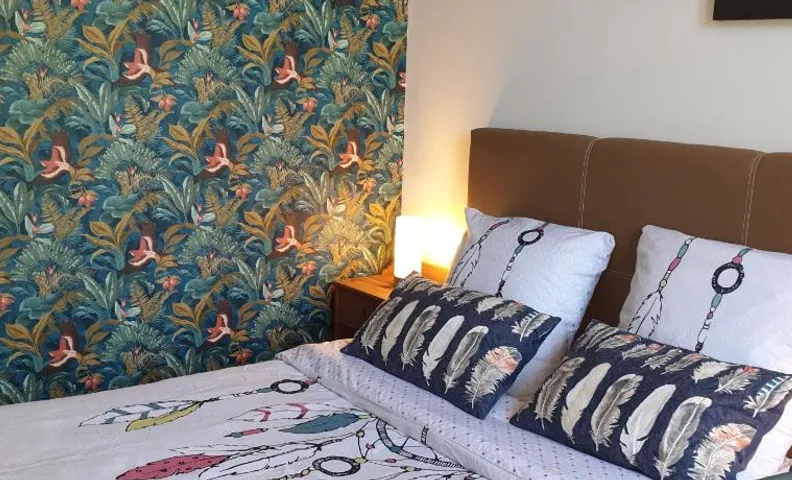 Chambre privée dans une maison avec piscine