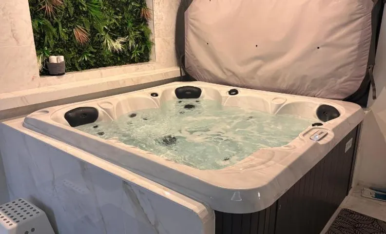 Spa Jacuzzi Moon White
