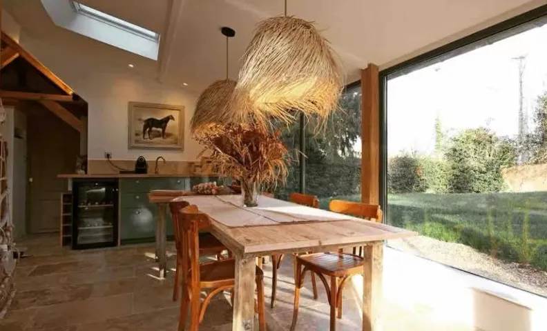 Loft Normand avec sa grande piscine chauffée toute l année sur parc arboré et clos