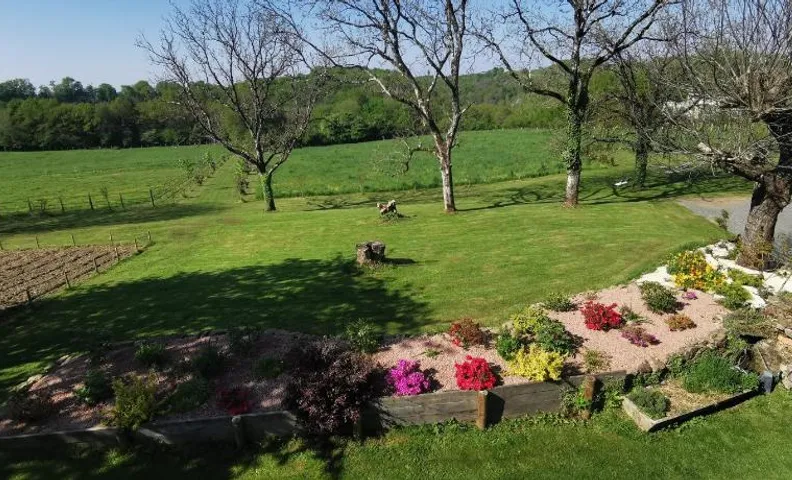 Gîte dans ancien corps de ferme à côté de Pompadour