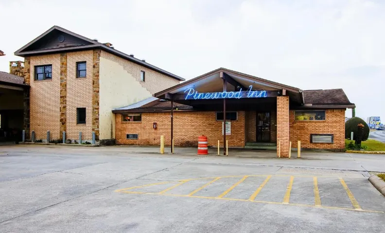 OYO Pinewood Inn & Suites Silsbee