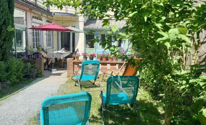 Maison Violette en Berry - chambres d'hôtes vintage face au marché d'Aigurande