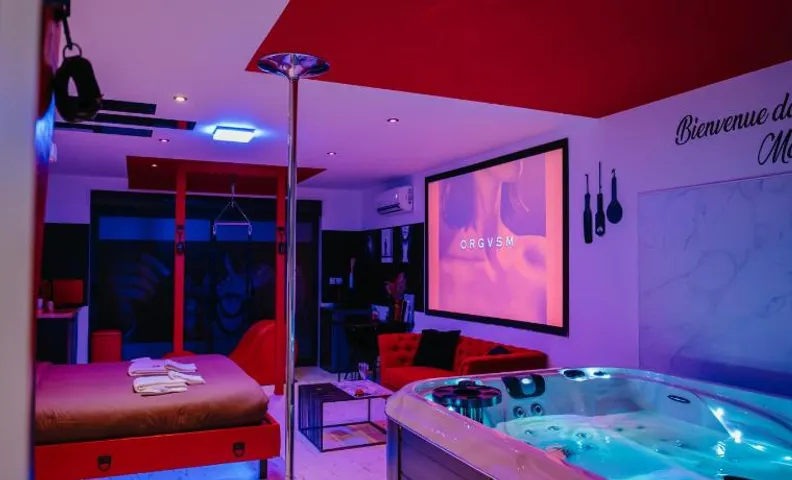 Loveroom Very Good Trip chambre avec jacuzzi privatif
