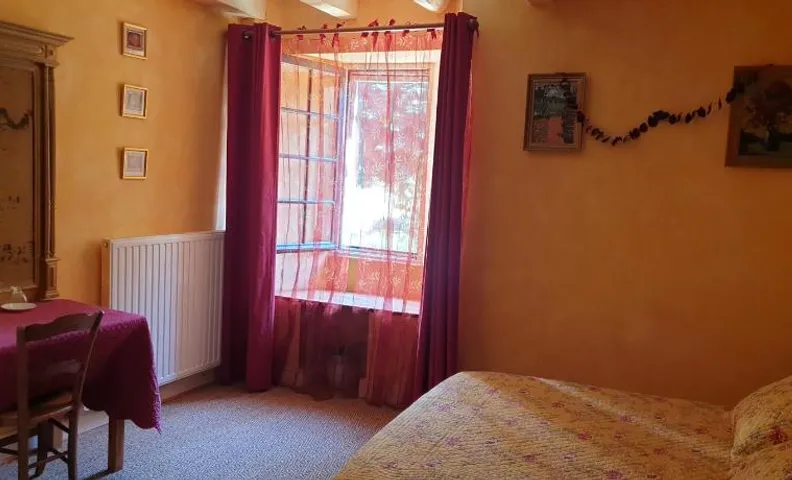 La Maison prés du ruisseau Chambre jaune