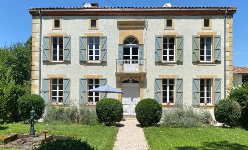 Le Manoir aux Volets Verts with Hot Tub