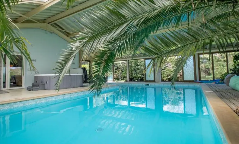 Gite Piscine et Jacuzzi intérieurs