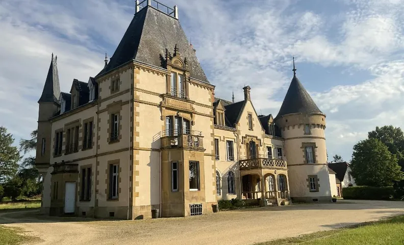 Chateau Tout Y Fault