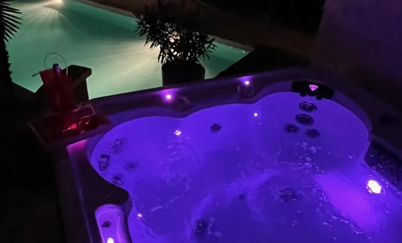 Chambre au calme avec spa privatif gratuit sud aveyron les palmiers des causses