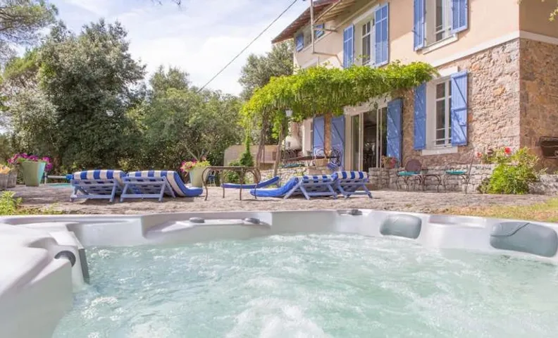 Villa Provençale avec 2 maisons d'amis ,piscine ,Jacuzzi ,vue mer