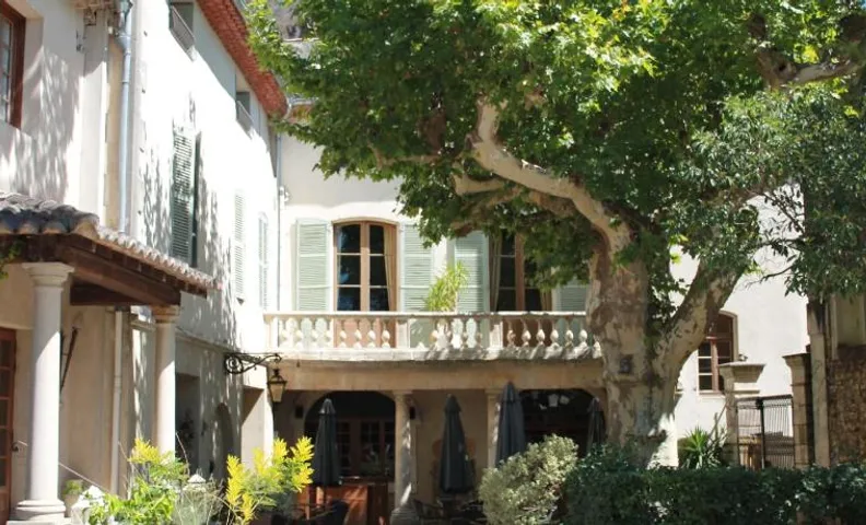 Hotel et Restaurant Le Manoir - Echangeur A7-A9 - 24h-24h