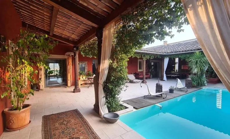 Suite Exotique CÔTE SUD ARDECHE avec Espace Cuisine accès Patio avec Piscine !