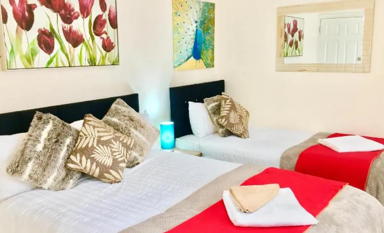 Ensuite Apartment with small Kitchenette, Private Bathroom and Parking