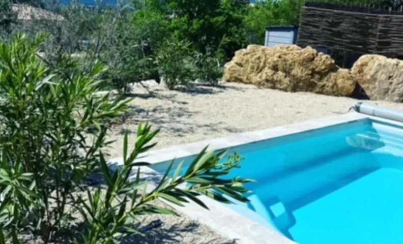 Les jardins de la Gravière à 5 mn de Lourmarin avec piscine privée