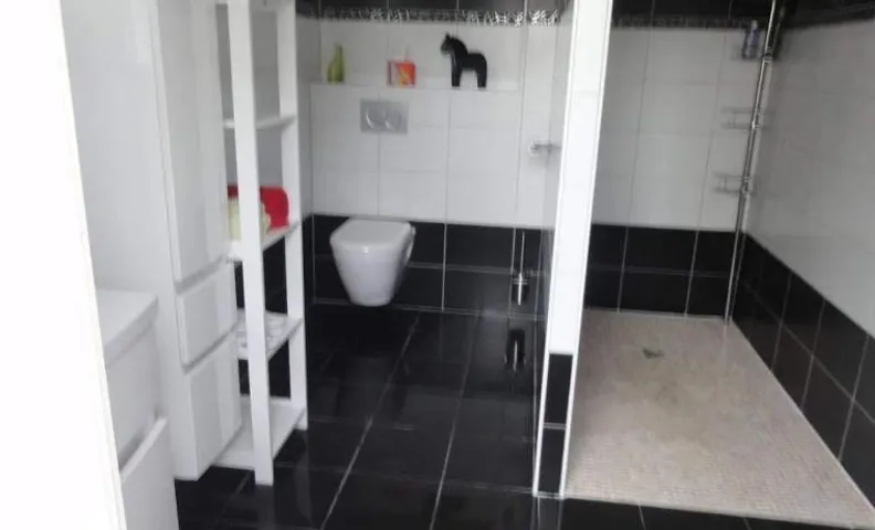 chambre PMR avec salle de bain privatisée avec petit déjeuner compris