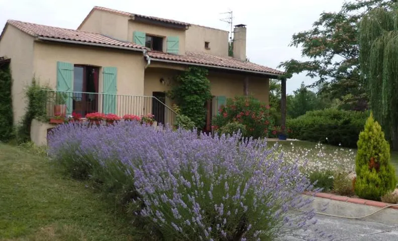 2 chambres lit140 et 2lits 90 dans villa piscine extérieure 24h sur 24 h cadre champêtre