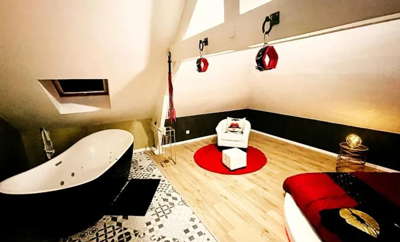 Redroom Loveroom Chambre Spa privative Insolite Thème 50 nuances de grey