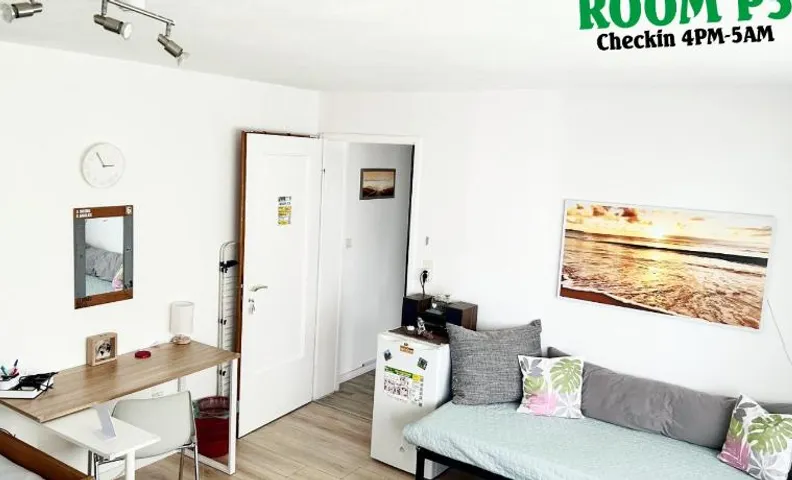Deine Pension, Family & Friends Room P3, 5 beds, 25qm, Check-in 4PM till 5AM
