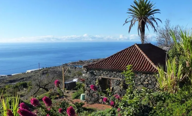 Casita en el campo con vista al oceano