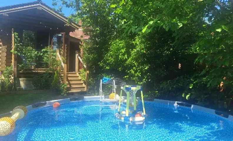 CABIN in hosts huge garden CHILD FRIENDLY with Hens Kittens firepit Marshmallows