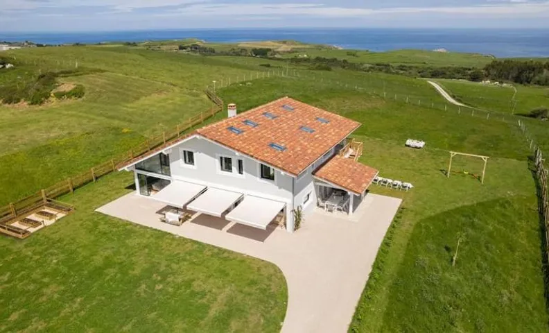 Wishome- Impresionante villa con gran jardín y piscina, Vistas al mar y Picos de Europa