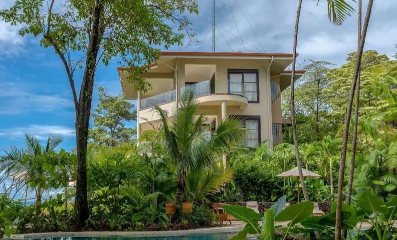Arenas Del Mar Beachfront & Rainforest Resort
