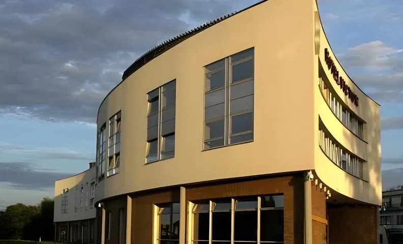 Hotel Victor Pruszków by DeSilva