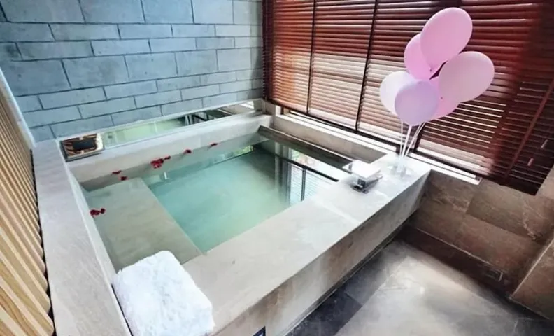 Shiqian Fodingshan Hot Spring Town Yutangsheng Hot Spring Resort Hotel