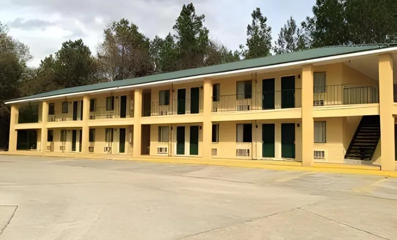 Super 8 by Wyndham Picayune