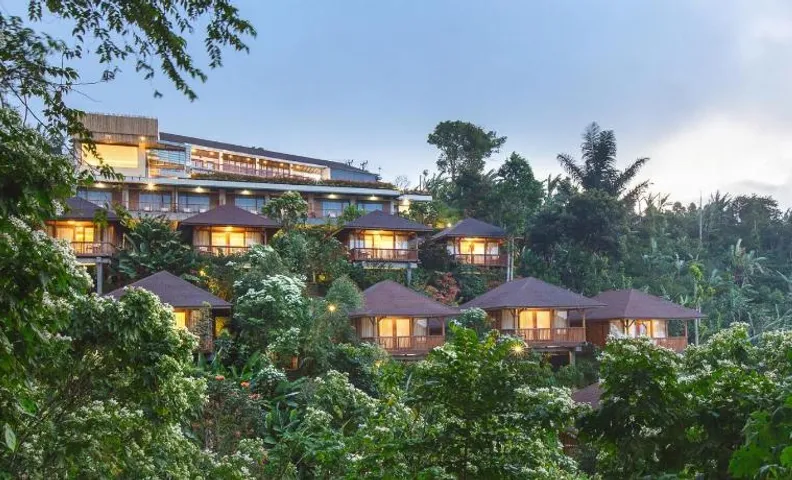 Giriwood Hotel & Villa