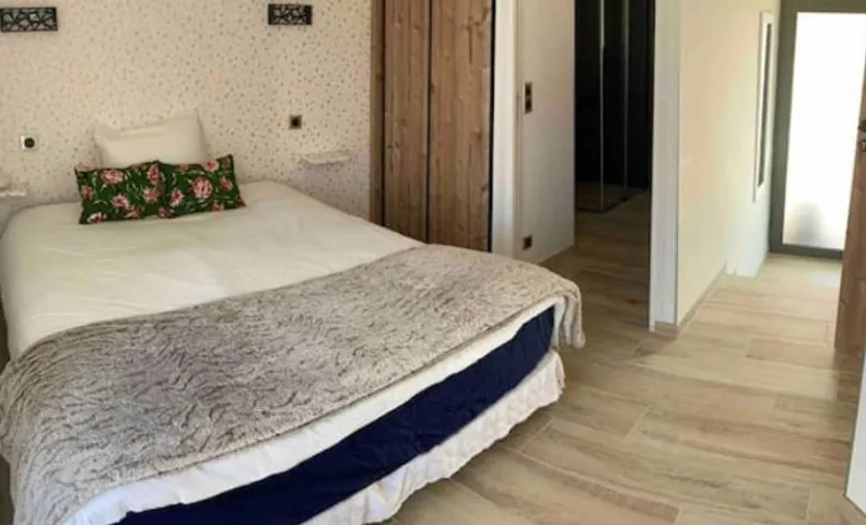 Chambre avec salle de bains privative