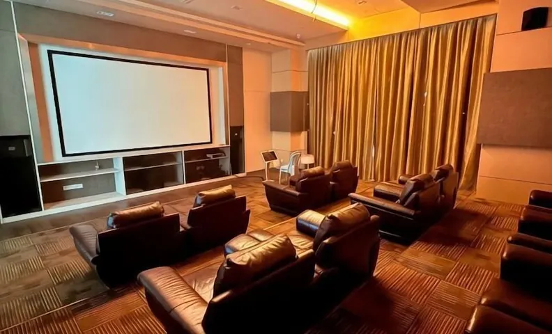 Macrolink 2B2R 7 pax Condo Medini near legoland