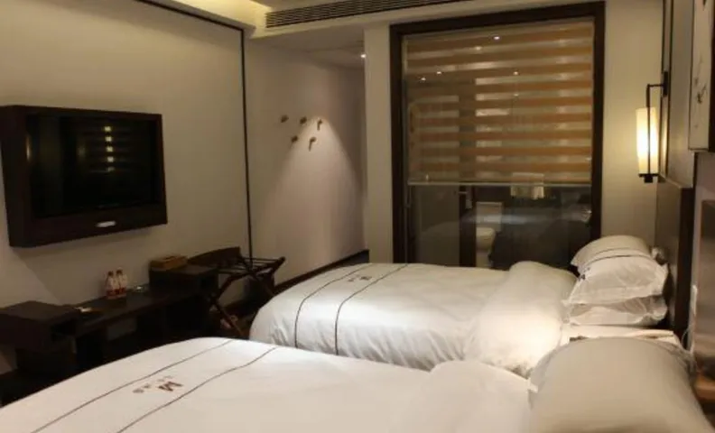 Shiqian Mingshe Art and Culture Hotel (Tangshan Bus Station, Wenquan Avenue)