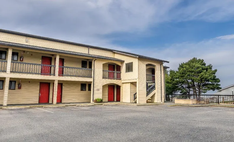 Gold Beach Inn and Ireland's Rustic Lodge