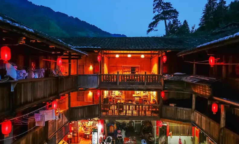 Tulou Herongzhuang Inn