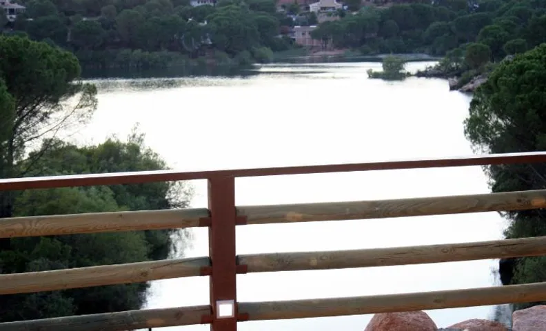 LAS CABAÑAS DEL LAGO más pase piscina las 2 columnas Del 1 junio 2026 al 10 Septiembre 2026