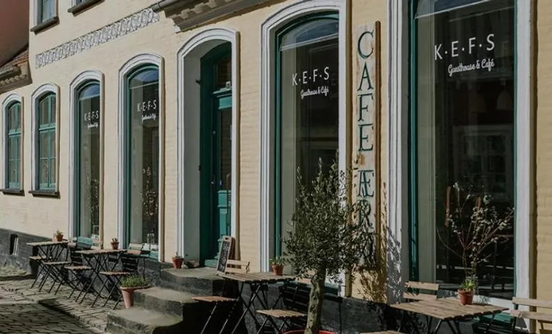 KEFS Guesthouse & Café
