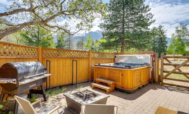 Historical Mtn-View Getaway w/ Hot Tub in Sandy!