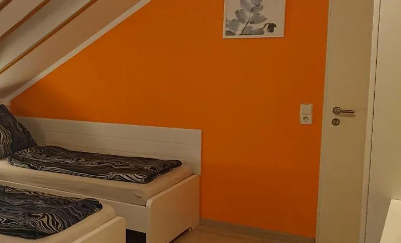 3-Bettzimmer mit Gemeinschaftsküche und je 2 Duschräumen und 2 Toiletten
