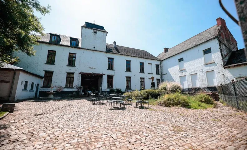 Le Domaine Du Château Blanc à 10 minutes de Pairi Daiza