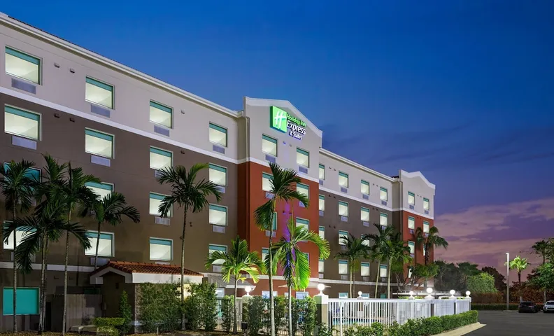 홀리데이 인 익스프레스 앤드 스위트 펨브로크 파인스-셰리던 스트리트 바이 IHG
