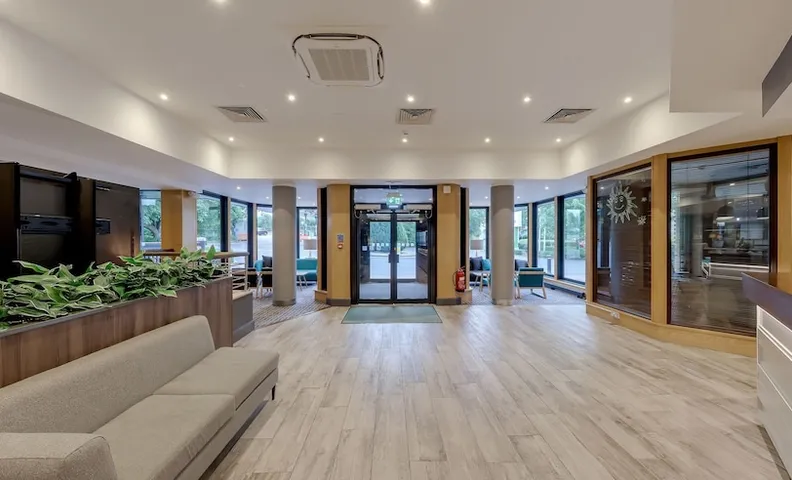 홀리데이 인 헤멀 헴스테드 M1, Jct. 8 바이 IHG