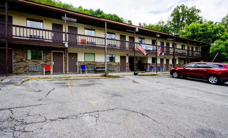 OYO Hotel Chapmanville Inn, WV - Hwy 119