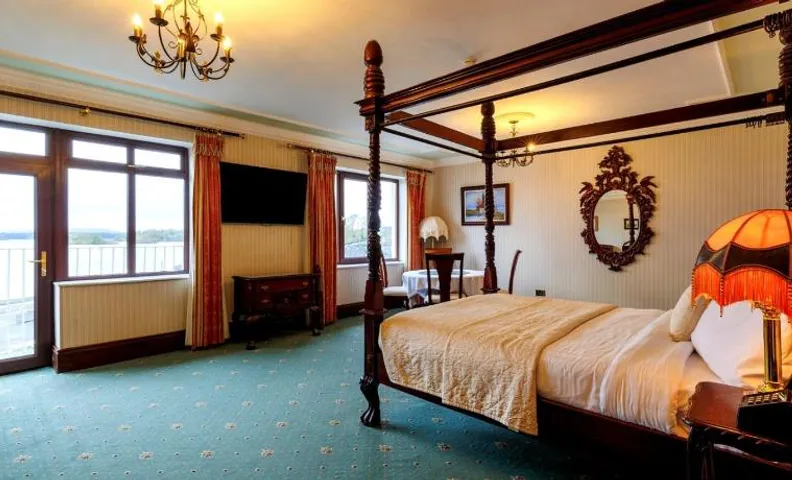 Lakeside Manor Hotel